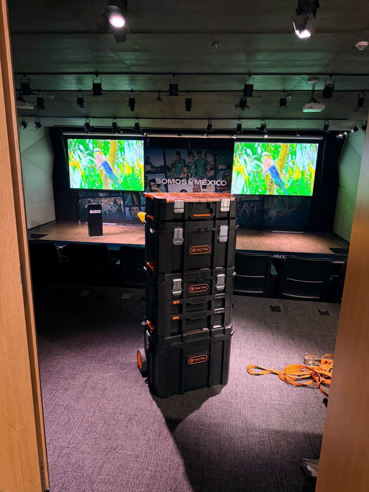 Fotografía de instalación ERCONNECT: equipo de herramientas y líneas de sujeción durante los trabajos de modernización de videoproyección en un auditorio