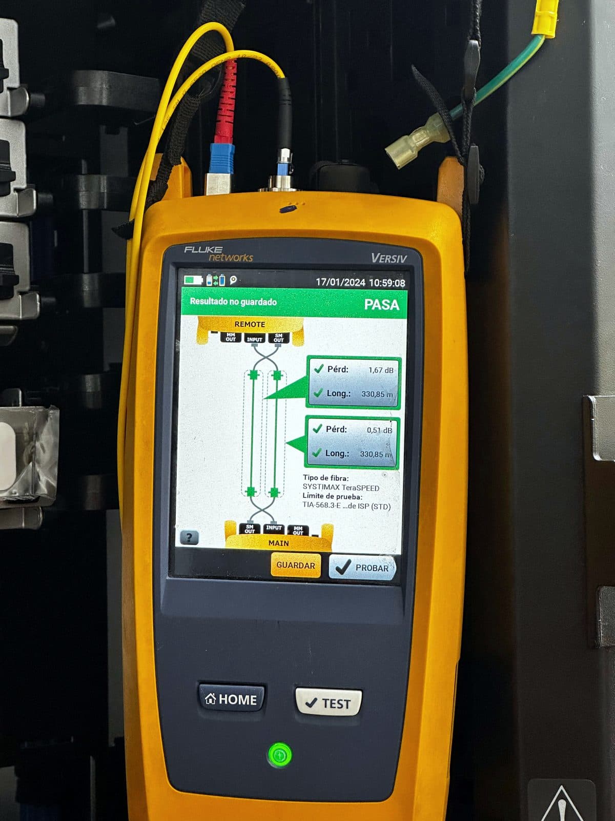 Fotografía de instalación ERCONNECT: certificación de enlace de fibra óptica con Fluke Networks Versiv (CertiFiber Pro) mostrando resultado PASA con pérdida medida contra el límite de prueba seleccionado para el proyecto