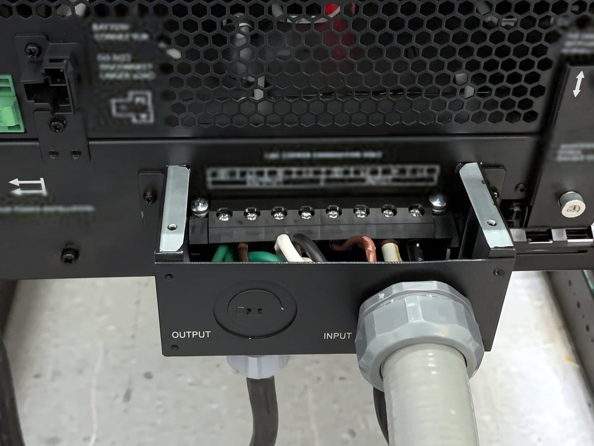 Fotografía del proyecto con las conexiones de entrada y salida del UPS en su regleta de terminales