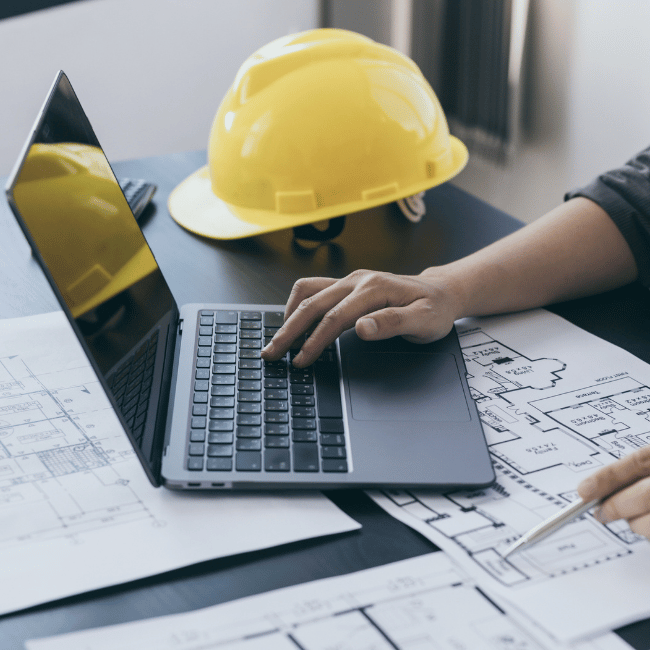 Ingeniería y planificación de infraestructura—experto técnico trabajando en un proyecto de cableado estructurado y sistemas eléctricos.